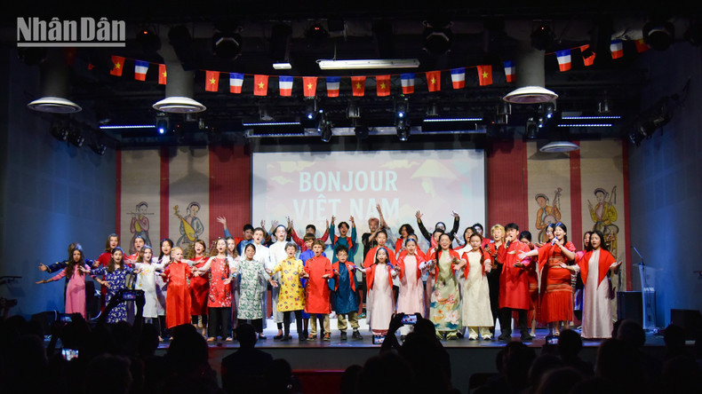 El espectáculo cuenta con la participación de casi 100 jóvenes, entre ellos adolescentes vietnamitas, hijos de vietnamitas nacidos y criados en Francia, Australia, Canadá, Italia y Bélgica, así como estudiantes de la Escuela Internacional Olympia. El espectáculo cuenta con la participación de casi 100 jóvenes, entre ellos adolescentes vietnamitas, hijos de vietnamitas nacidos y criados en Francia, Australia, Canadá, Italia y Bélgica, así como estudiantes de la Escuela Internacional Olympia.