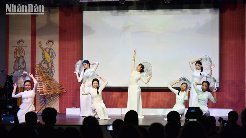 El programa forma parte del proyecto Toucher Art y reune a cerca de 100 estudiantes tanto en Vietnam como hijos de origen vietnamita residentes en numerosos países del mundo. El programa forma parte del proyecto Toucher Art y reune a cerca de 100 estudiantes tanto en Vietnam como hijos de origen vietnamita residentes en numerosos países del mundo.