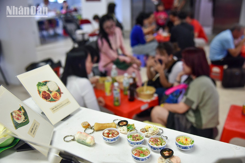 Muchos asistentes franceses expresan su deseo de visitar Vietnam para conocer de primera mano los valores culturales y gastronómicos impregnados del alma del pueblo vietnamita. Muchos asistentes franceses expresan su deseo de visitar Vietnam para conocer de primera mano los valores culturales y gastronómicos impregnados del alma del pueblo vietnamita.