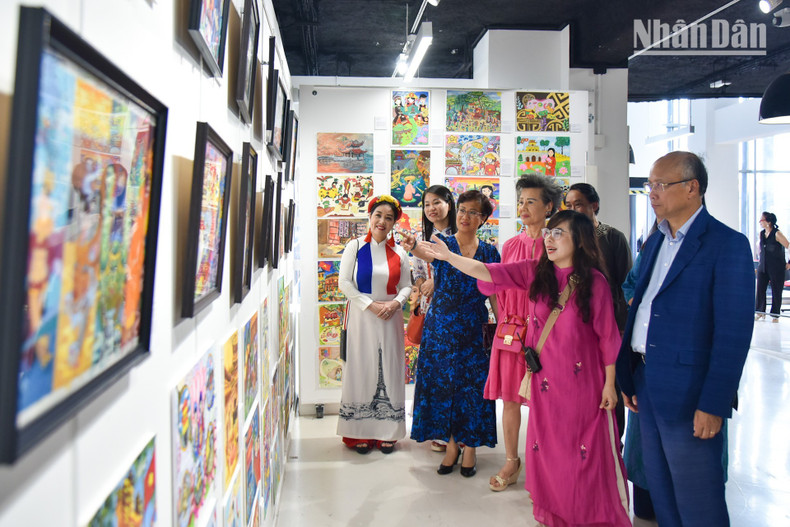 El festival ha ayudado a alentar a las generaciones más jóvenes de vietnamitas, independientemente de dónde vivan, a unirse en la preservación y promoción de la cultura nacional con orgullo patriótico. El festival ha ayudado a alentar a las generaciones más jóvenes de vietnamitas, independientemente de dónde vivan, a unirse en la preservación y promoción de la cultura nacional con orgullo patriótico.