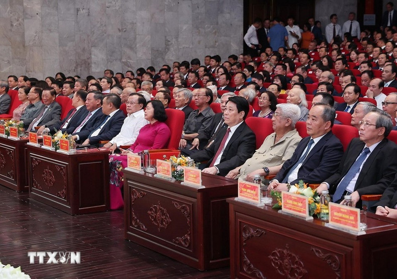 El presidente Luong Cuong, junto con los delegados, en la ceremonia. (Foto: Van Diep / VNA) El presidente Luong Cuong, junto con los delegados, en la ceremonia. (Foto: Van Diep / VNA)