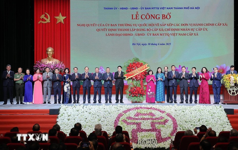 El presidente Luong Cuong entrega una ofrenda floral para felicitar al Comité del Partido, las autoridades y el pueblo de Hanói. (Foto: Lam Khanh / VNA) El presidente Luong Cuong entrega una ofrenda floral para felicitar al Comité del Partido, las autoridades y el pueblo de Hanói. (Foto: Lam Khanh / VNA)