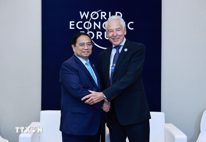 El primer ministro vietnamita, Pham Minh Chinh, y el presidente interino del FEM, Peter Brabeck-Letmathe. (Foto: VNA) El primer ministro vietnamita, Pham Minh Chinh, y el presidente interino del FEM, Peter Brabeck-Letmathe. (Foto: VNA)