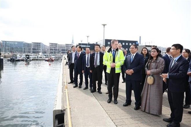 El primer ministro vietnamita, Pham Minh Chinh, y su esposa visitan el Puerto de Tallin. (Foto: VNA) El primer ministro vietnamita, Pham Minh Chinh, y su esposa visitan el Puerto de Tallin. (Foto: VNA)