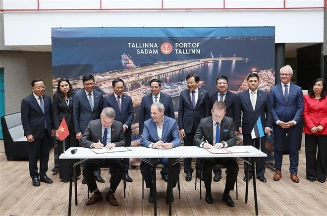 El primer ministro Pham Minh Chinh presencia la firma de un memorando de entendimiento sobre cooperación en la transferencia de tecnología de operación portuaria inteligente entre la Corporación Marítima de Vietnam (VIMC) y la administración del Puerto de Tallin. (Foto: VNA) El primer ministro Pham Minh Chinh presencia la firma de un memorando de entendimiento sobre cooperación en la transferencia de tecnología de operación portuaria inteligente entre la Corporación Marítima de Vietnam (VIMC) y la administración del Puerto de Tallin. (Foto: VNA)