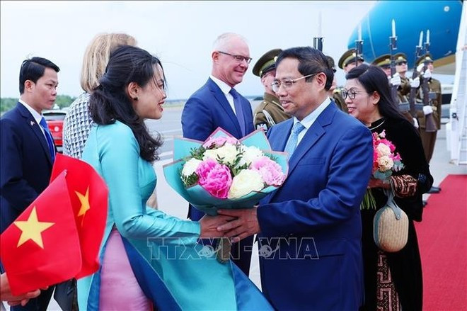 El primer ministro Pham Minh Chinh, su esposa Le Thi Bich Tran y una delegación vietnamita de alto rango fueron recibidos en el aeropuerto Lennart Meri de Tallin, la capital, la mañana del 5 de junio (hora local). (Foto: VNA) El primer ministro Pham Minh Chinh, su esposa Le Thi Bich Tran y una delegación vietnamita de alto rango fueron recibidos en el aeropuerto Lennart Meri de Tallin, la capital, la mañana del 5 de junio (hora local). (Foto: VNA)