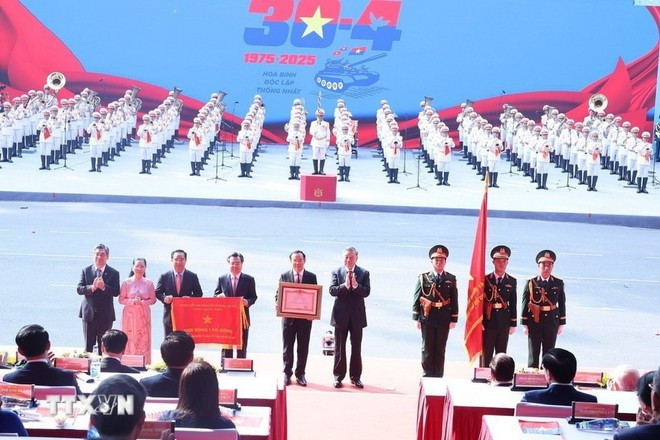El secretario general del Partido Comunista de Vietnam, To Lam, entrega la Orden del Trabajo a Ciudad Ho Chi Minh. (Foto: VNA) El secretario general del Partido Comunista de Vietnam, To Lam, entrega la Orden del Trabajo a Ciudad Ho Chi Minh. (Foto: VNA)