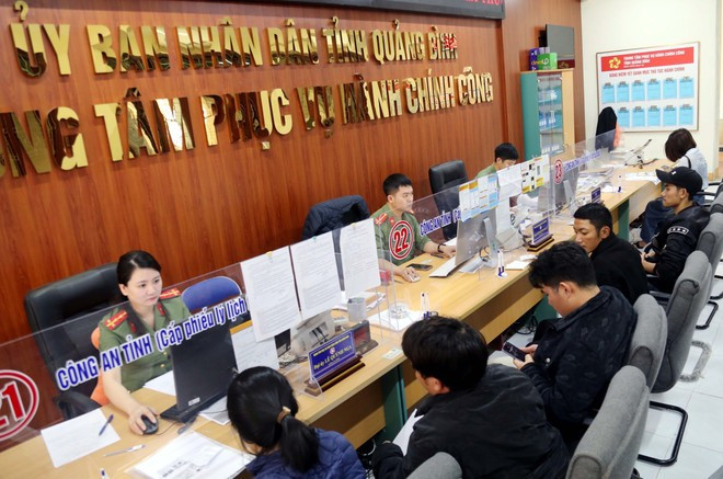 Resolver rápidamente los trámites administrativos en el Centro de Servicios de la Administración Pública de la provincia de Quang Binh es una forma de ahorrar. (Foto: Ta Chuyen - VNA) Resolver rápidamente los trámites administrativos en el Centro de Servicios de la Administración Pública de la provincia de Quang Binh es una forma de ahorrar. (Foto: Ta Chuyen - VNA)