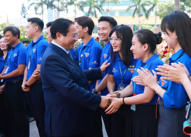 El primer ministro de Vietnam, Pham Minh Chinh, se reúne con jóvenes empleados de Vietnam Airlines. (Foto: VNA) El primer ministro de Vietnam, Pham Minh Chinh, se reúne con jóvenes empleados de Vietnam Airlines. (Foto: VNA)
