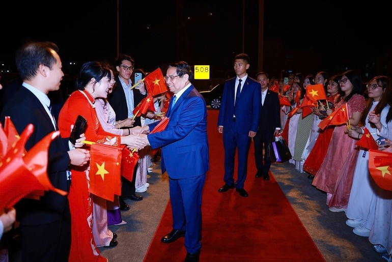 Ceremonia de despedida del primer ministro Pham Minh Chinh, quien finaliza su assitencia a la 16ª Reunión Anual del FEM en Tianjin y su visita de trabajo en China. (Foto: Duong Giang/VNA)
