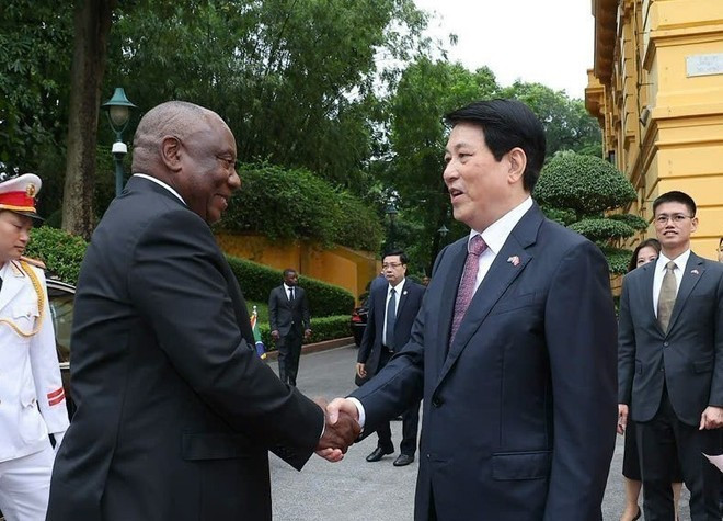 El presidente de Vietnam, Luong Cuong, recibe en el Palacio Presidencial a su homólogo de Sudáfrica, Matamela Cyril Ramaphosa. (Foto: VNA)