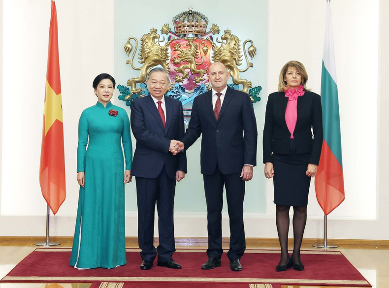 El secretario general del PCV, To Lam, y su esposa, junto con el presidente de Bulgaria, Rumen Radev, y su cónyuge, en el Palacio Presidencial. (Foto: Thong Nhat/VNA) El secretario general del PCV, To Lam, y su esposa, junto con el presidente de Bulgaria, Rumen Radev, y su cónyuge, en el Palacio Presidencial. (Foto: Thong Nhat/VNA)