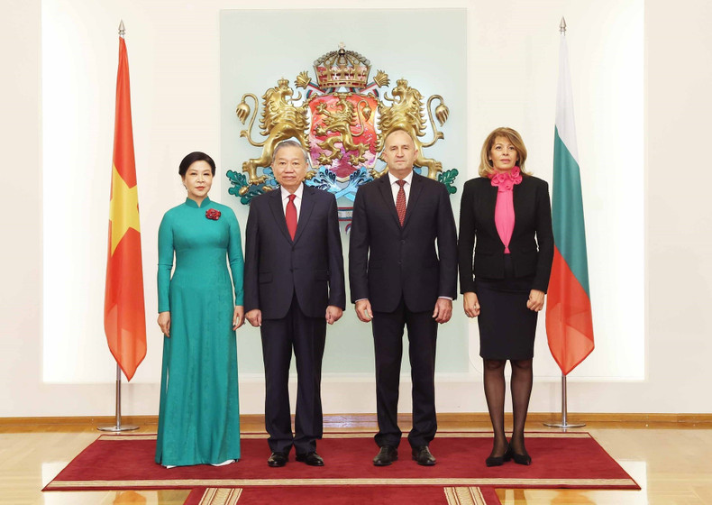 El secretario general del PCV, To Lam, y su esposa, junto con el presidente de Bulgaria, Rumen Radev, y su cónyuge, en el Palacio Presidencial. (Foto: Thong Nhat/VNA) El secretario general del PCV, To Lam, y su esposa, junto con el presidente de Bulgaria, Rumen Radev, y su cónyuge, en el Palacio Presidencial. (Foto: Thong Nhat/VNA)