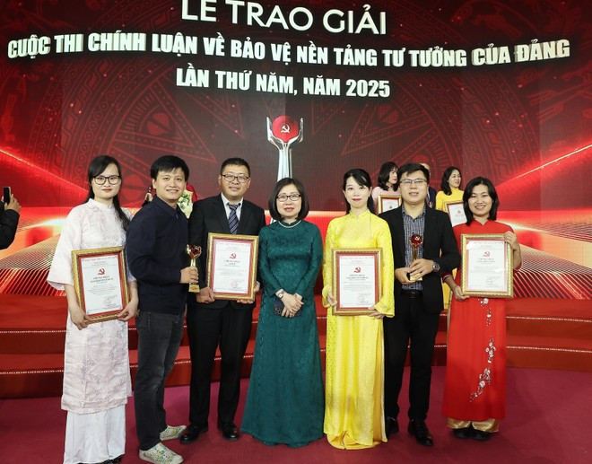 Dirigentes y autores de la Agencia de Noticias de Vietnam en la ceremonia. (Foto: VNA) Dirigentes y autores de la Agencia de Noticias de Vietnam en la ceremonia. (Foto: VNA)