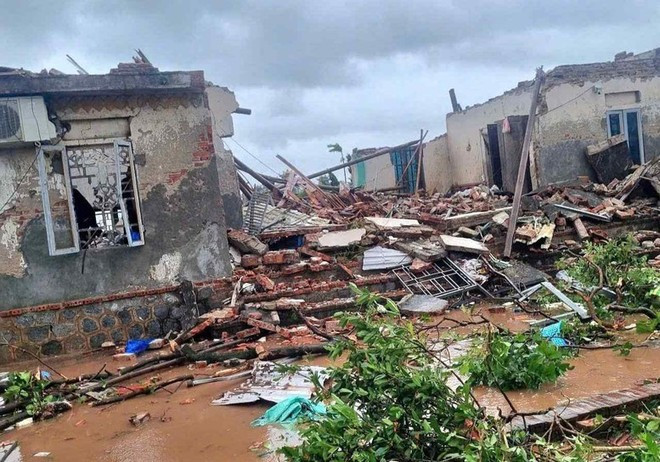Numerosas casas en la provincia norteña de Ninh Binh perdieron sus techos y se derrumbaron. (Foto: baochinhphu.vn) Numerosas casas en la provincia norteña de Ninh Binh perdieron sus techos y se derrumbaron. (Foto: baochinhphu.vn)