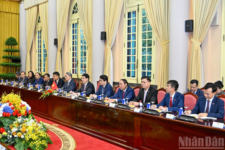 El presidente Luong Cuong y los miembros de la delegación vietnamita en las conversaciones. El presidente Luong Cuong y los miembros de la delegación vietnamita en las conversaciones.
