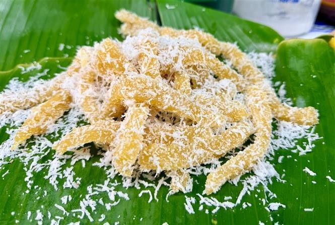 "Banh Tam khoai my", preparado con yuca rallada mezclada con leche de coco, azúcar y fécula de tapioca. (Foto: VNA) "Banh Tam khoai my", preparado con yuca rallada mezclada con leche de coco, azúcar y fécula de tapioca. (Foto: VNA)