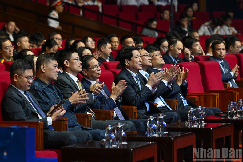 El presidente Luong Cuong y los delegados en la actividad. El presidente Luong Cuong y los delegados en la actividad.