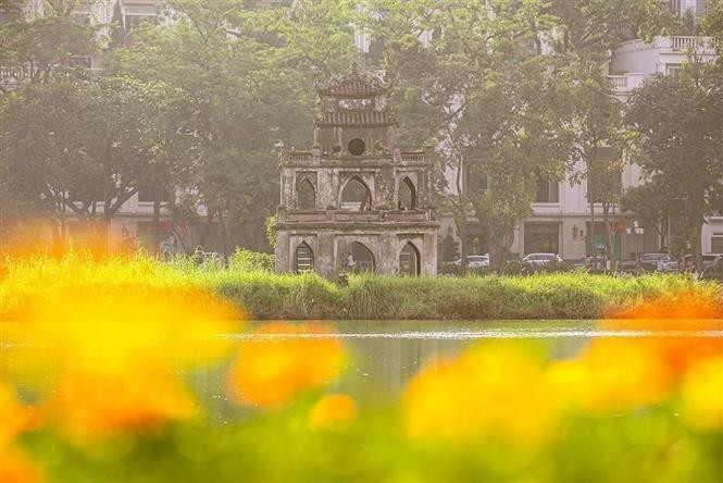 El lago Hoan Kiem (Espada Restituida) bajo el cielo otoñal. (Foto: VNA) El lago Hoan Kiem (Espada Restituida) bajo el cielo otoñal. (Foto: VNA)