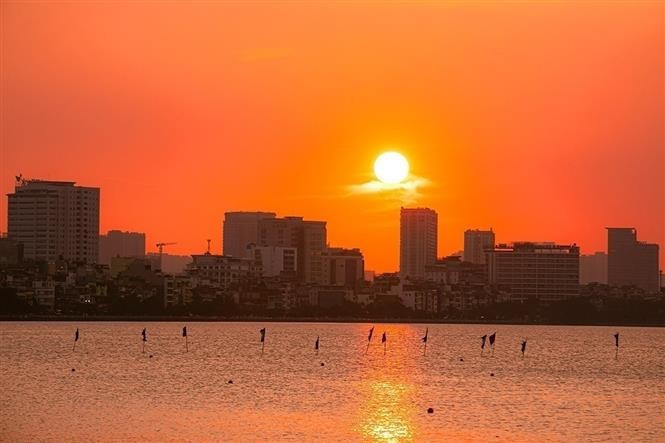 El esplendor del atardecer otoñal en el lago del Oeste. (Foto: VNA) El esplendor del atardecer otoñal en el lago del Oeste. (Foto: VNA)