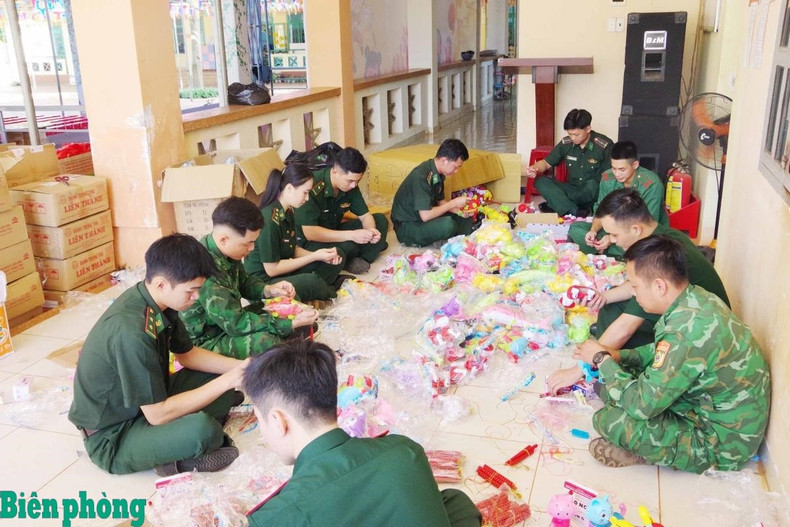 Oficiales y soldados de la Guardia Fronteriza de la altiplánica provincia de Lam Dong preparan obsequios del Medio Otoño para el Jardín de Infancia Hoa Binh, en la comuna Thuan An. (Foto: Van Hoan/Periódico de la Guardafronteras) Oficiales y soldados de la Guardia Fronteriza de la altiplánica provincia de Lam Dong preparan obsequios del Medio Otoño para el Jardín de Infancia Hoa Binh, en la comuna Thuan An. (Foto: Van Hoan/Periódico de la Guardafronteras)