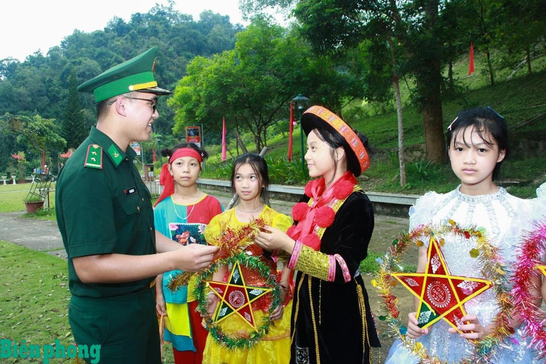 Militares de la Guardia Fronteriza de la norteña provincia de Cao Bang obsequian faroles a los menores. (Foto: Ngoc Lam/Periódico de la Guardafronteras) Militares de la Guardia Fronteriza de la norteña provincia de Cao Bang obsequian faroles a los menores. (Foto: Ngoc Lam/Periódico de la Guardafronteras)