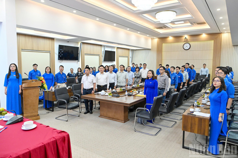 Los delegados realizan el acto de saludo a la bandera.