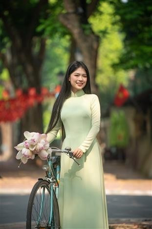 El otoño también es la temporada en la que las jóvenes de Hanói suelen vestir el ao dai, el traje tradicional vietnamita, que al combinarse con la atmósfera otoñal crea una belleza muy singular de la capital. (Foto: VNA) El otoño también es la temporada en la que las jóvenes de Hanói suelen vestir el ao dai, el traje tradicional vietnamita, que al combinarse con la atmósfera otoñal crea una belleza muy singular de la capital. (Foto: VNA)