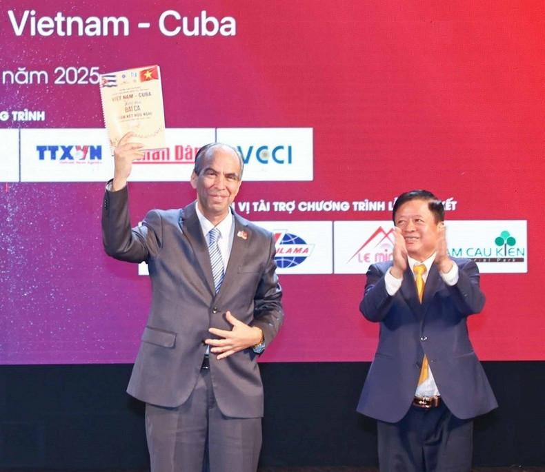 Entregan la versión demo de la antología “Vietnam - Cuba: Canción de amistad que resuena por siempre” al embajador cubano en Vietnam, Rogelio Polanco Fuentes. (Foto: VNA) Entregan la versión demo de la antología “Vietnam - Cuba: Canción de amistad que resuena por siempre” al embajador cubano en Vietnam, Rogelio Polanco Fuentes. (Foto: VNA)
