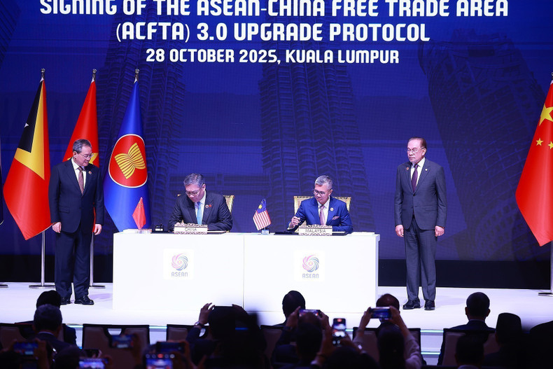 Ceremonia de firma del Acuerdo de Libre Comercio Asean-China versión actualizada 3.0. (Foto: DUONG GIANG/VNA)