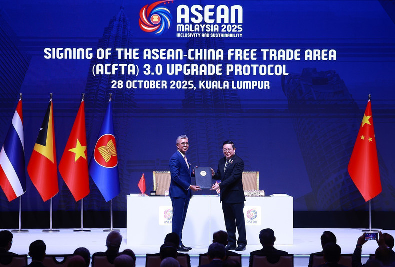 Ceremonia de firma del Acuerdo de Libre Comercio Asean-China versión actualizada 3.0. (Foto: DUONG GIANG/VNA)