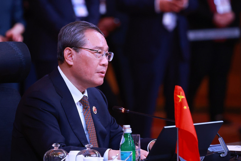 El primer ministro chino, Li Qiang, interviene en la cita. (Foto: DUONG GIANG/VNA)