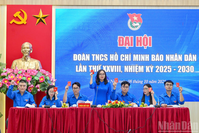 Los delegados realizan la votación.