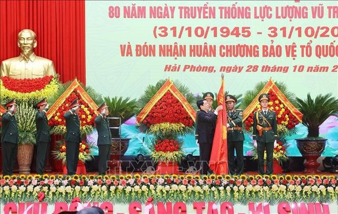 El presidente Luong Cuong coloca la Orden de Defensa de la Patria de Primera Clase en la Bandera de la Victoria de la Región Militar 3. (Foto: VNA) El presidente Luong Cuong coloca la Orden de Defensa de la Patria de Primera Clase en la Bandera de la Victoria de la Región Militar 3. (Foto: VNA)