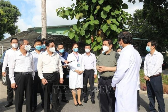 Una delegación gubernamental encabezada por el primer ministro Pham Minh Chinh inspecciona las labores de prevención y tratamiento de Covid-19 en el Hospital General de Binh Duong el 27 de junio de 2021. (Foto: VNA) Una delegación gubernamental encabezada por el primer ministro Pham Minh Chinh inspecciona las labores de prevención y tratamiento de Covid-19 en el Hospital General de Binh Duong el 27 de junio de 2021. (Foto: VNA)