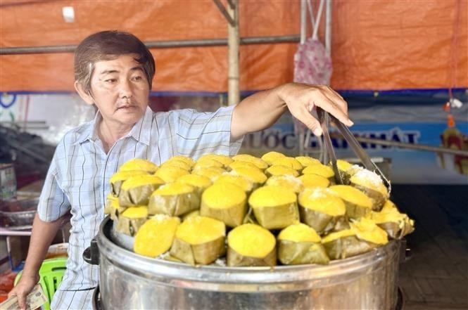 Artesanos preparando el "Banh Bo thot not", un pastel al vapor hecho con savia de palma azucarera, que es esponjoso y aromático. (Foto: VNA) Artesanos preparando el "Banh Bo thot not", un pastel al vapor hecho con savia de palma azucarera, que es esponjoso y aromático. (Foto: VNA)
