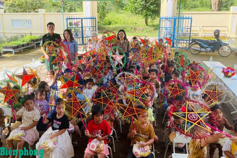 Alegría de los pequeños en la comuna Huong Phung, de la central provincia de Quang Tri, al recibir obsequios del Medio Otoño. (Foto: Quang Thanh/Periódico de la Guardafronteras) Alegría de los pequeños en la comuna Huong Phung, de la central provincia de Quang Tri, al recibir obsequios del Medio Otoño. (Foto: Quang Thanh/Periódico de la Guardafronteras)