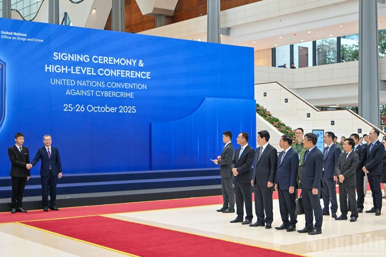 El presidente Luong Cuong presencia el simulacro de recepción de los jefes de las delegaciones que participarán en la ceremonia. El presidente Luong Cuong presencia el simulacro de recepción de los jefes de las delegaciones que participarán en la ceremonia.