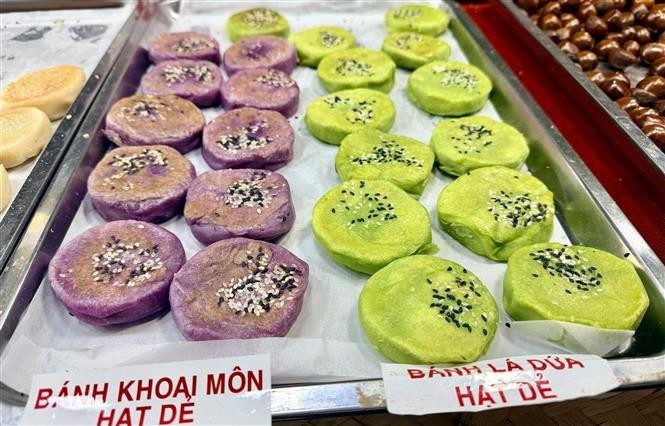 "Banh Khoai mon" (pasteles de taro) y "Banh La dua" (pasteles de hojas de pandan) presentados en el festival. (Foto: VNA) "Banh Khoai mon" (pasteles de taro) y "Banh La dua" (pasteles de hojas de pandan) presentados en el festival. (Foto: VNA)