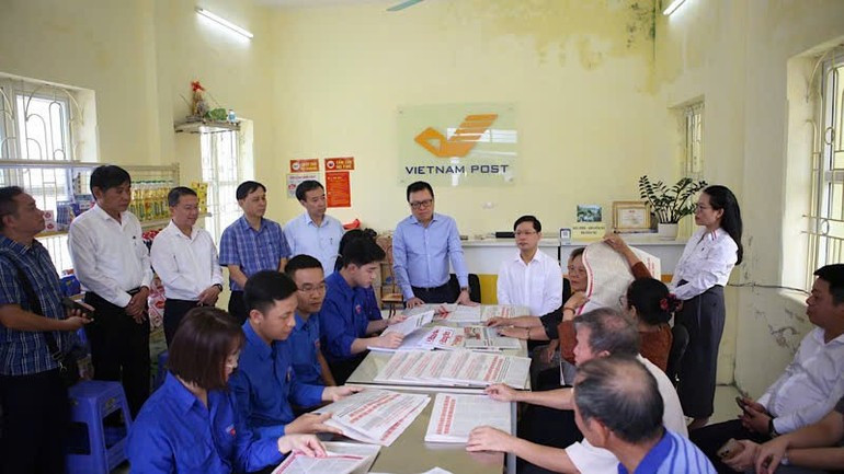 El camarada Le Quoc Minh presenta el suplemento a los cuadros, miembros del Partido y habitantes de la oficina de correos y centro cultural de la comuna de Tan Hung. El camarada Le Quoc Minh presenta el suplemento a los cuadros, miembros del Partido y habitantes de la oficina de correos y centro cultural de la comuna de Tan Hung.