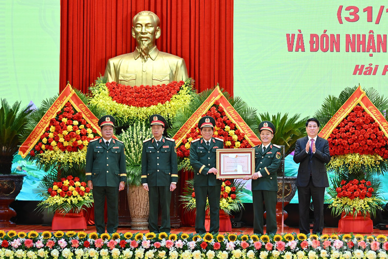 El presidente Luong Cuong entrega la Orden de Defensa de la Patria de primera clase a las Fuerzas Armadas de la Región Militar 3. El presidente Luong Cuong entrega la Orden de Defensa de la Patria de primera clase a las Fuerzas Armadas de la Región Militar 3.