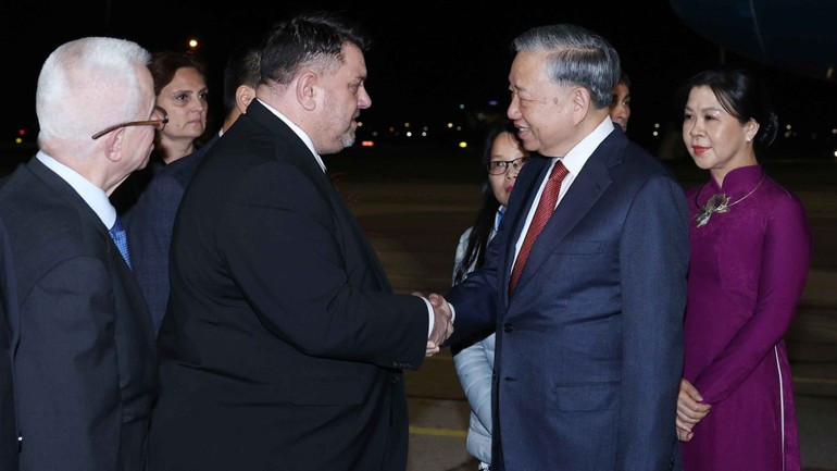 Ceremonia de bienvenida al secretario general del PCV, To Lam, y su esposa en el Aeropuerto Internacional de Sofía. (Foto: Thong Nhat/VNA) Ceremonia de bienvenida al secretario general del PCV, To Lam, y su esposa en el Aeropuerto Internacional de Sofía. (Foto: Thong Nhat/VNA)