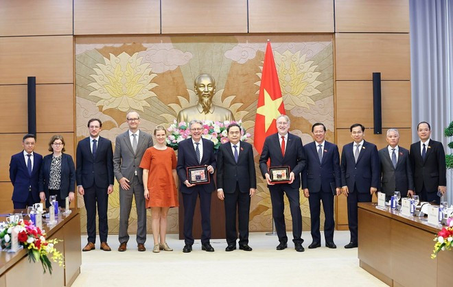 El presidente de la Asamblea Nacional de Vietnam, Tran Thanh Man, y los delegados. (Foto: VNA) El presidente de la Asamblea Nacional de Vietnam, Tran Thanh Man, y los delegados. (Foto: VNA)