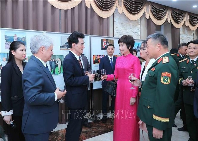 La directora general de la VNA, Vu Viet Trang, y los delegados felicitan al embajador y al personal de la misión diplomática de Corea del Norte en Vietnam con motivo del 80º aniversario de la fundación del Partido del Trabajo de Corea (10 de octubre ). (Foto: VNA) La directora general de la VNA, Vu Viet Trang, y los delegados felicitan al embajador y al personal de la misión diplomática de Corea del Norte en Vietnam con motivo del 80º aniversario de la fundación del Partido del Trabajo de Corea (10 de octubre ). (Foto: VNA)