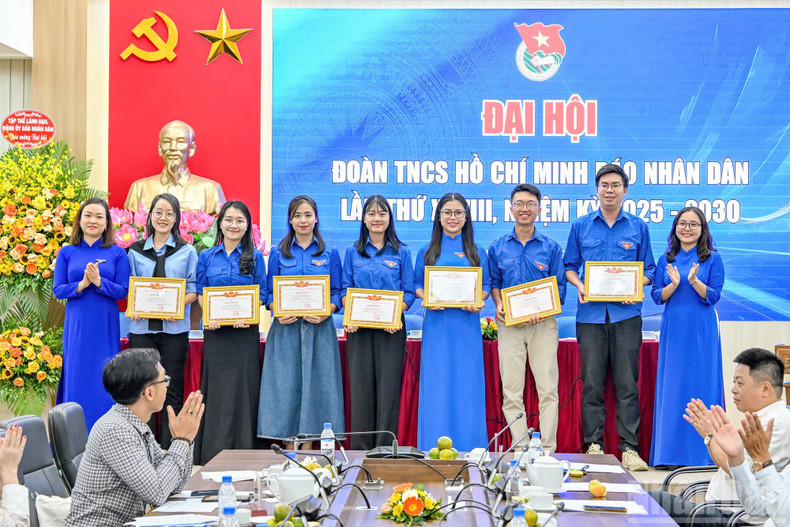 El Comité de la UJCHCM en el periódico Nhan Dan, correspondiente al XXVIII mandato, entrega diplomas de reconocimiento a jóvenes destacados durante el último período.