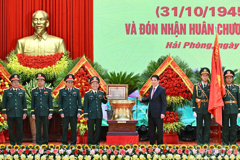 El presidente Luong Cuong entrega obsequios a las Fuerzas Armadas de la Región Militar 3. El presidente Luong Cuong entrega obsequios a las Fuerzas Armadas de la Región Militar 3.