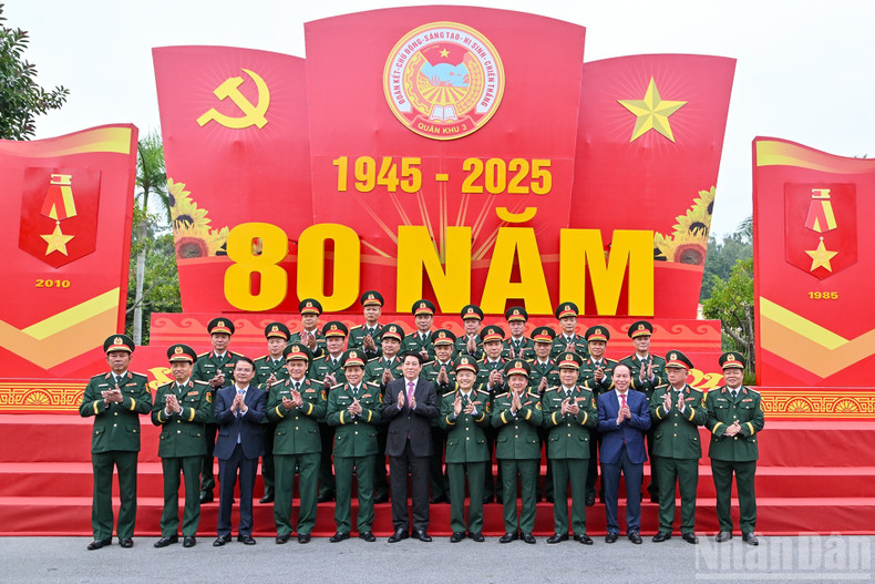 El presidente Luong Cuong con los dirigentes del Ministerio de Defensa, de la Región Militar 3 y otros delegados. El presidente Luong Cuong con los dirigentes del Ministerio de Defensa, de la Región Militar 3 y otros delegados.
