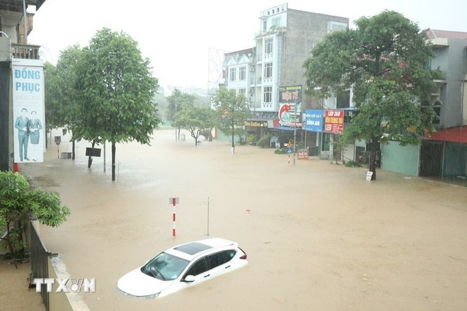Las crecientes inundaciones rompieron el dique del río Cau en el grupo 33, del barrio de Phan Dinh Phung, en la provincia de Thai Nguyen. (Foto: VNA) Las crecientes inundaciones rompieron el dique del río Cau en el grupo 33, del barrio de Phan Dinh Phung, en la provincia de Thai Nguyen. (Foto: VNA)