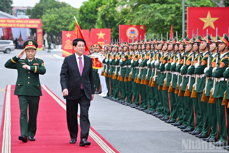 El presidente Luong Cuong pasa revista a la Guardia de Honor durante la ceremonia. El presidente Luong Cuong pasa revista a la Guardia de Honor durante la ceremonia.