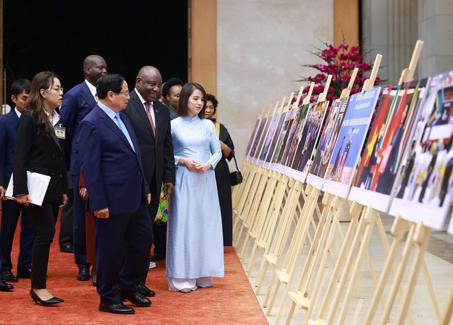El primer ministro de Vietnam, Pham Minh Chinh, y el presidente de Sudáfrica, Matamela Cyril Ramaphosa, en una exposición fotográfica sobre la cooperación bilateral, realizada por la VNA. (Foto: VNA) El primer ministro de Vietnam, Pham Minh Chinh, y el presidente de Sudáfrica, Matamela Cyril Ramaphosa, en una exposición fotográfica sobre la cooperación bilateral, realizada por la VNA. (Foto: VNA)